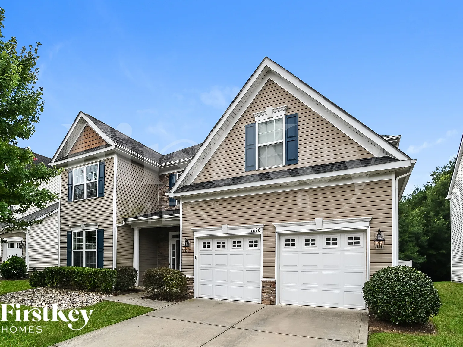 5 bed, 2.5 bath, 2922 sqft, $3,425 — Photo 2