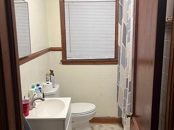 3rd image of 910 E 15th St