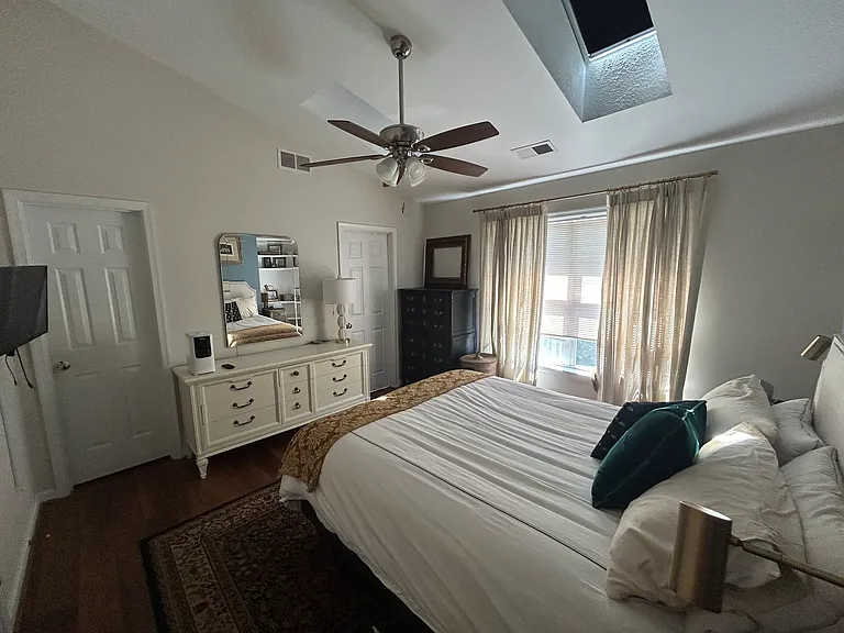 992 Riverrun Dr — Photo 2