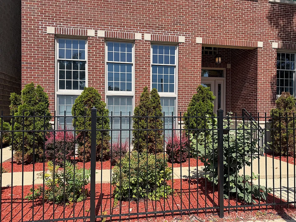 1652 W Augusta Blvd #1W