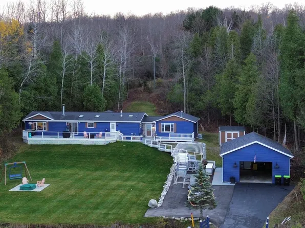 4136 Lakeshore Rd, Boyne City, MI 49712