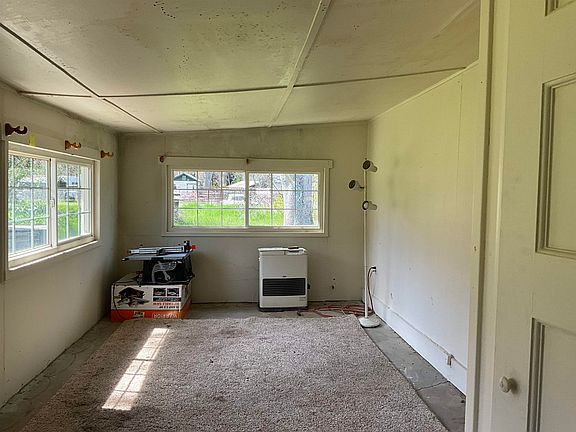 3rd image of 404 Dewitt Park Rd