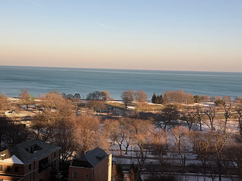360 W Wellington Ave