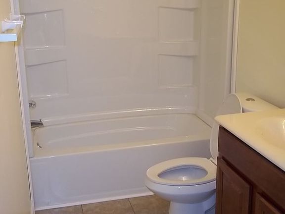 5th image of 2912 Benham Ave APT B