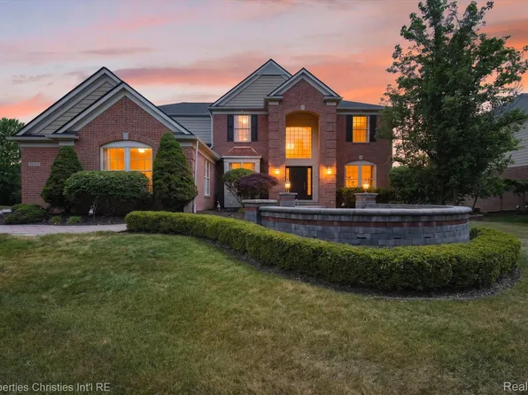 45094 Oak Forest Dr, Northville, MI 48168