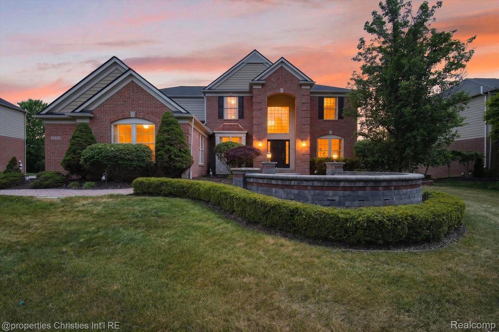 45094 Oak Forest Dr, Northville, MI - View 2
