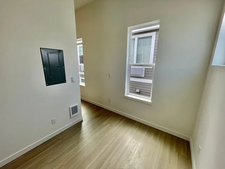 Greenwich Ave Apartments — Photo 12