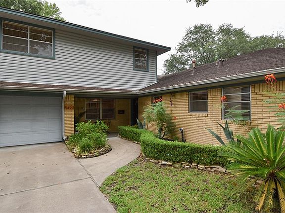 Private walkway to welcoming entrance