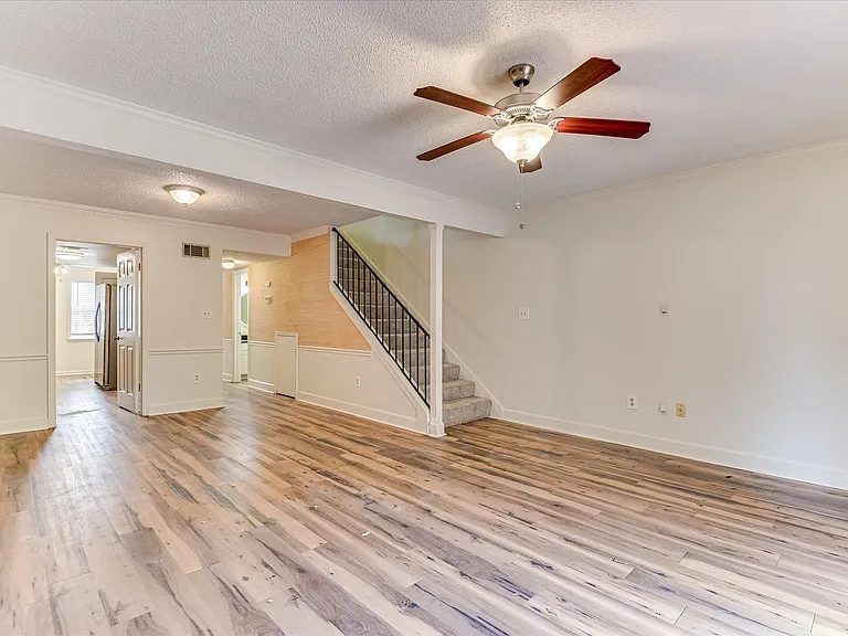 407 Folkstone Cir — Photo 13