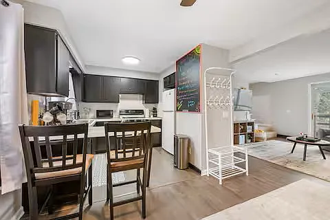 2 bed, 1.5 bath, 1300 sqft, $3,200 — Photo 3