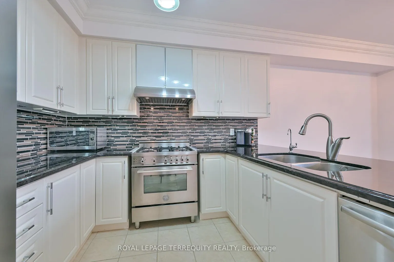 10461 Woodbine Ave photo 1