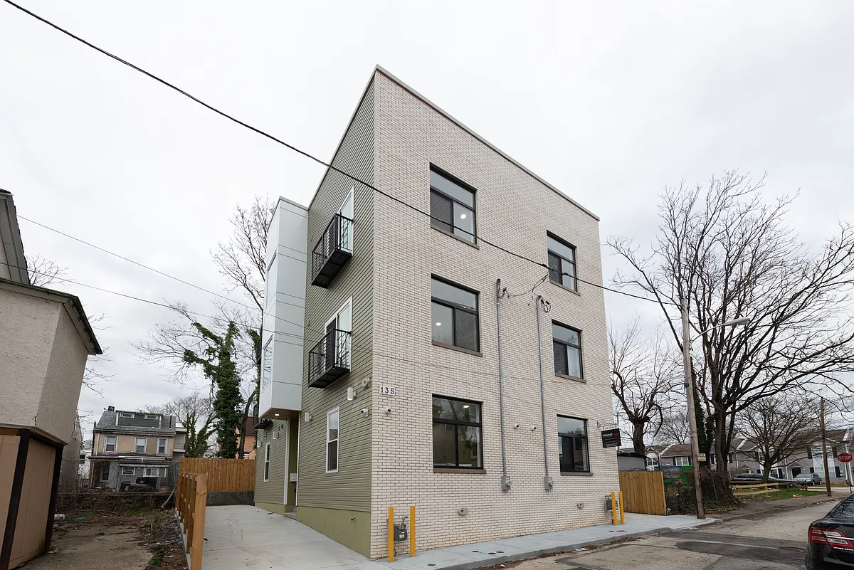Building Photo - 137 E Springer St