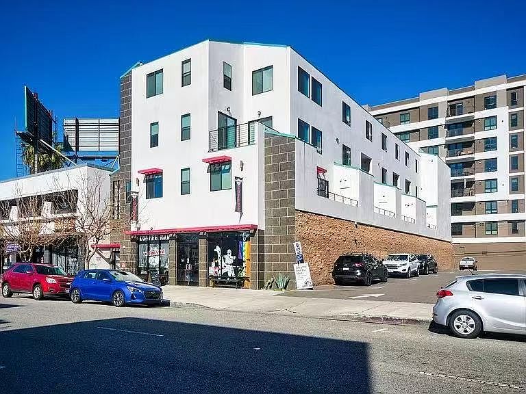1st image of 137 W 6th St APT 204