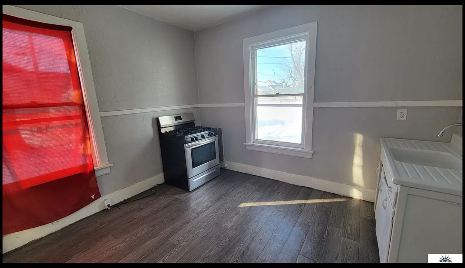2423 Templeton St — Photo 4