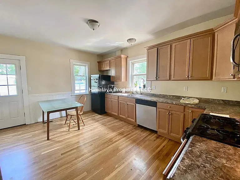 6 bed, $8,100 — Photo 1