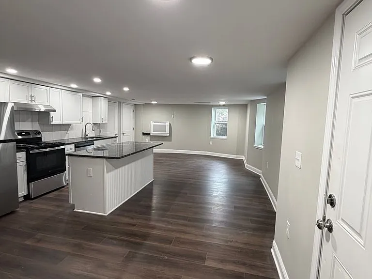 445 E Grand Blvd — Photo 10