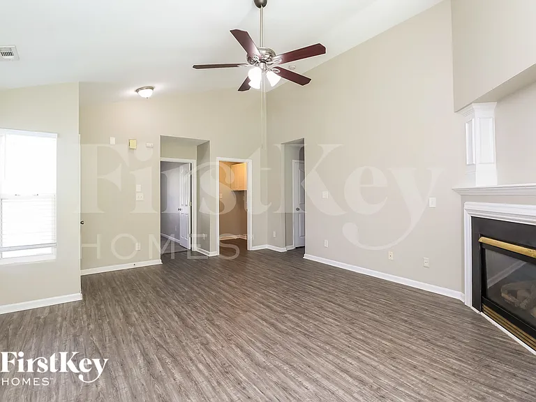 7307 Woodbourne Ln — Photo 4