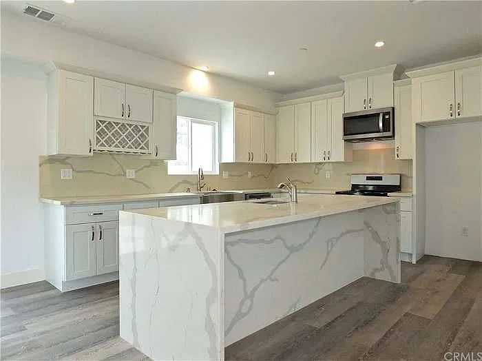 5 bed, 2150 sqft, $5,600 — Photo 3