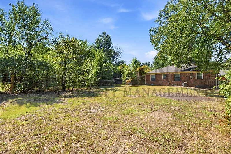3 bed, 1.0 bath, 1060 sqft, $1,045 — Photo 3