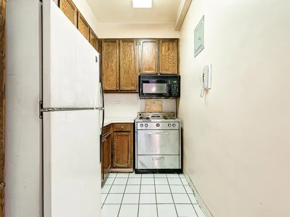 70-25 Yellowstone Boulevard image 12 of 22