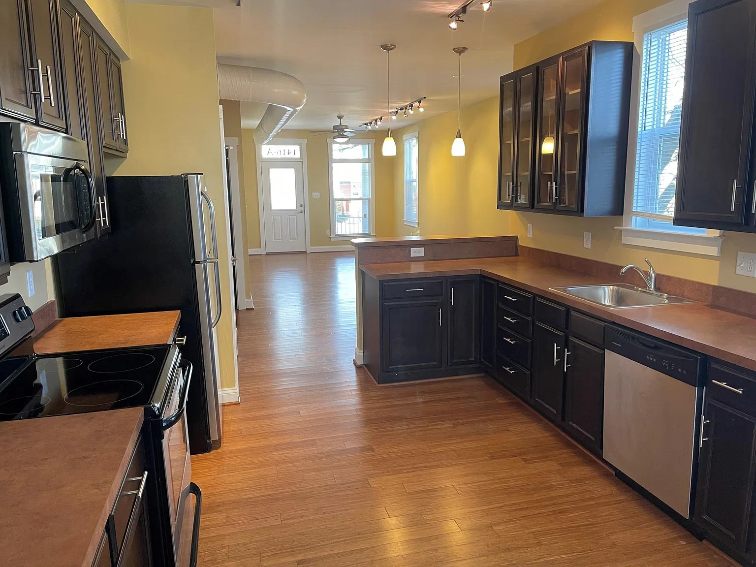 2 bed, 1040 sqft, $1,795 — Photo 2