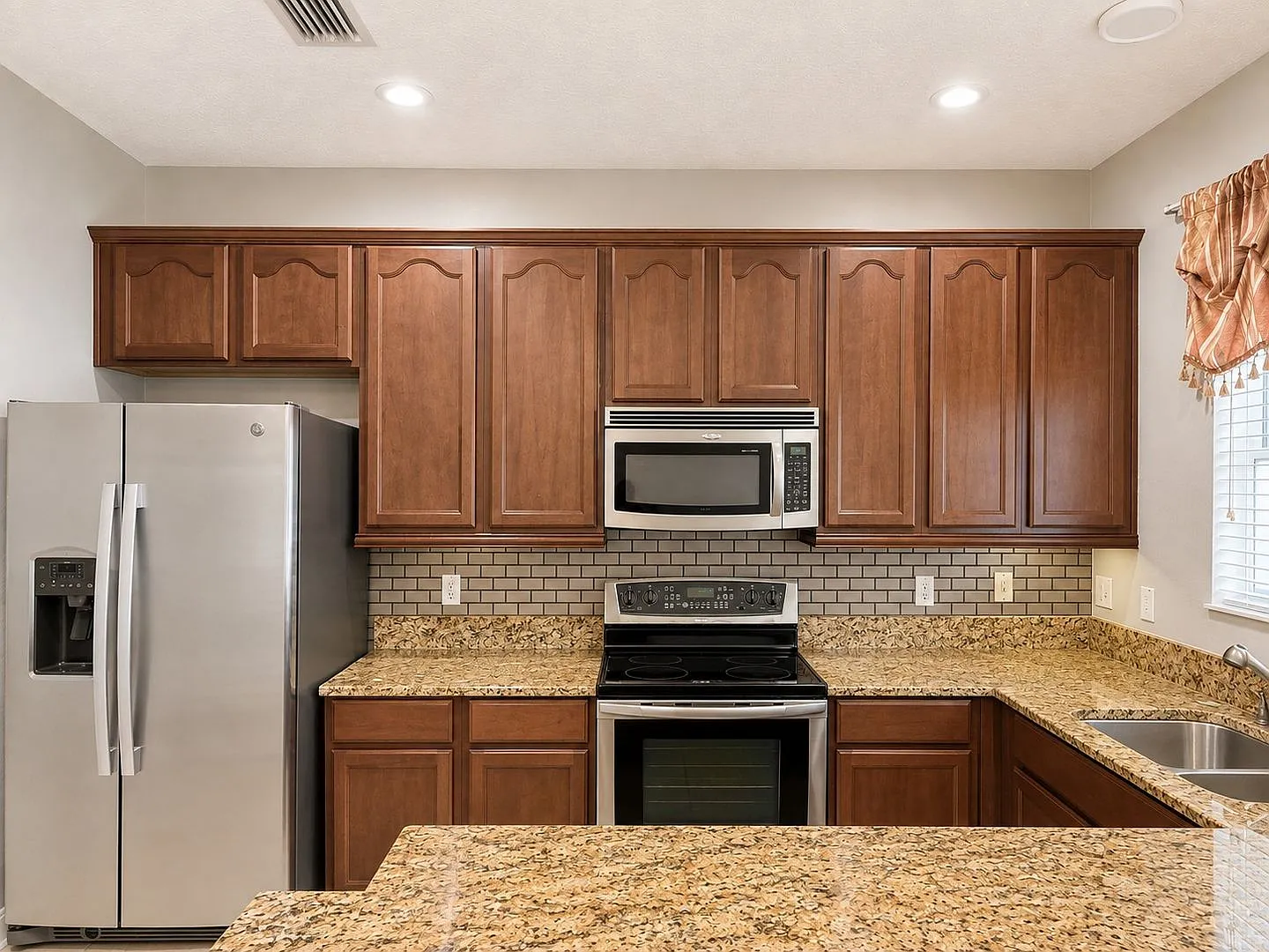 Available Now! Gate Townhouse Community In Millenia — Photo 2