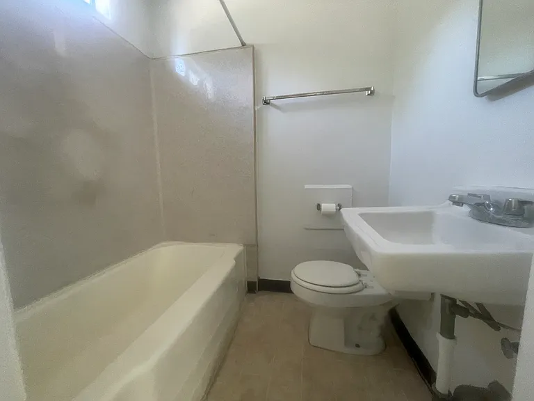 Bathroom: shower/tub