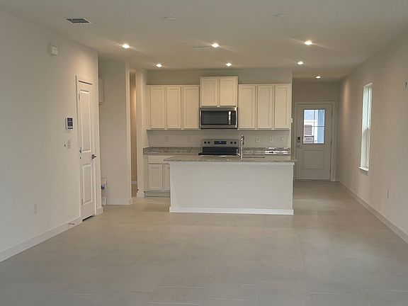 2nd image of 1912 Diamond Head Cir