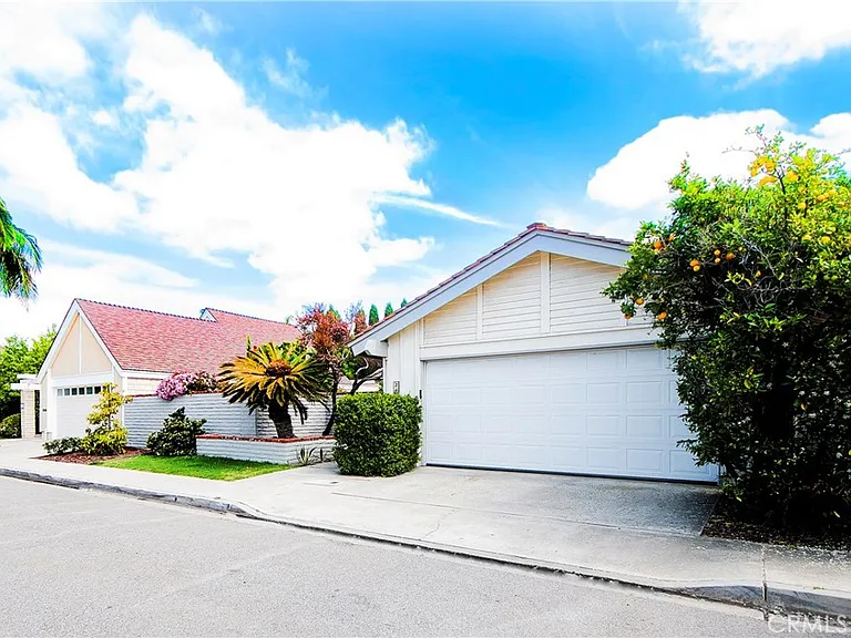 24 Cypress Tree Ln — Photo 3