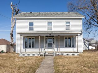 140 E Walnut St, Apple River, IL 61001