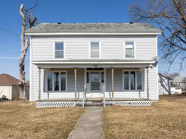 140 E Walnut St, Apple River, IL 61001