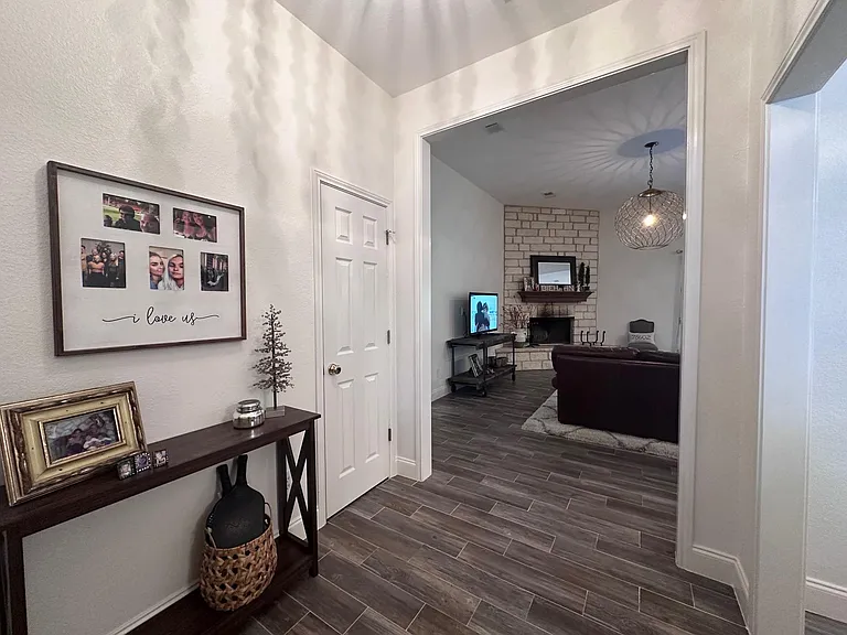 460 Tahitian Dr — Photo 3