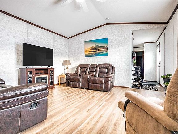 3rd image of 37 Maple Dr W