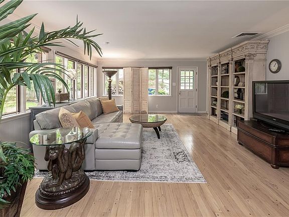 4th image of 3350 W 42nd St