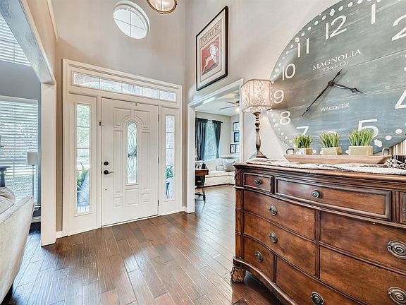 4th image of 101 Sunday Haus Ln