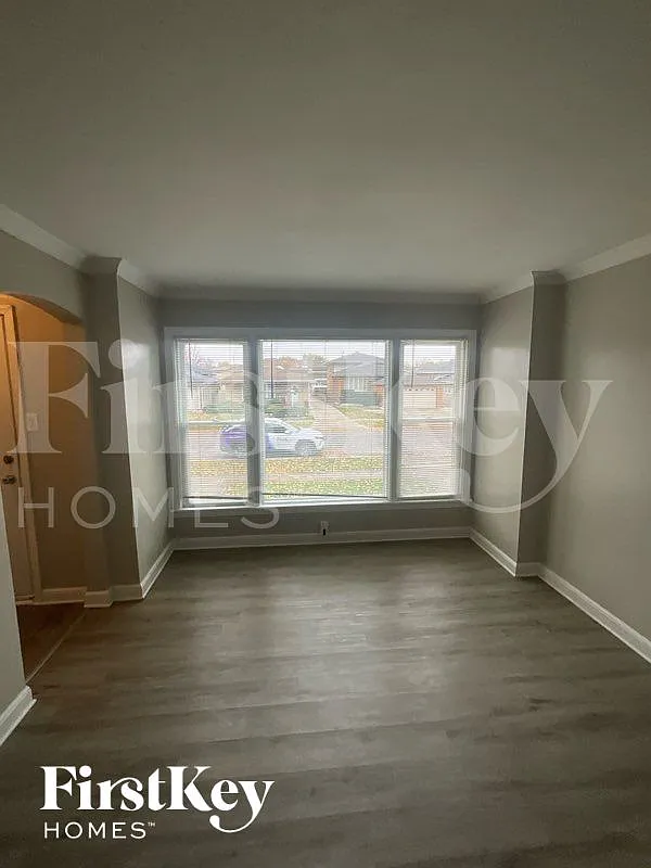 3 bed, 1.0 bath, 1090 sqft, $2,435 — Photo 3