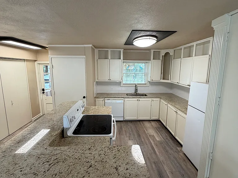 813 Beckley St — Photo 3