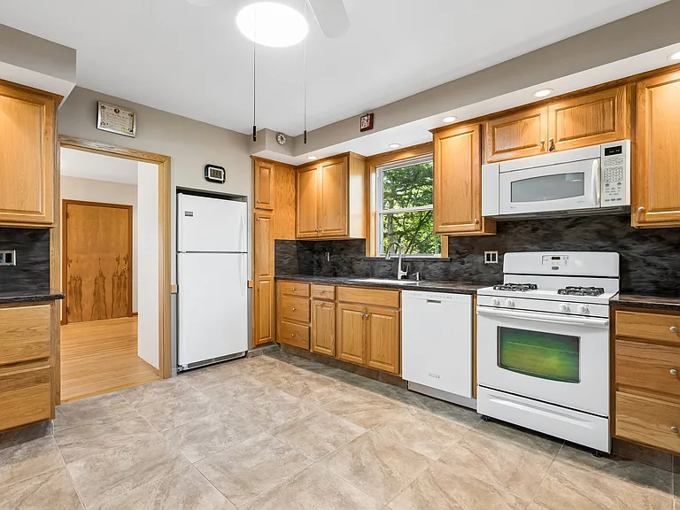 186 W Northfield Rd — Photo 3