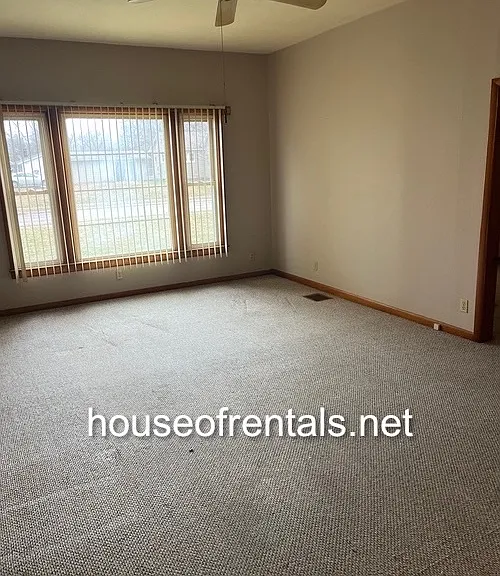 417 W Grand Ave — Photo 5