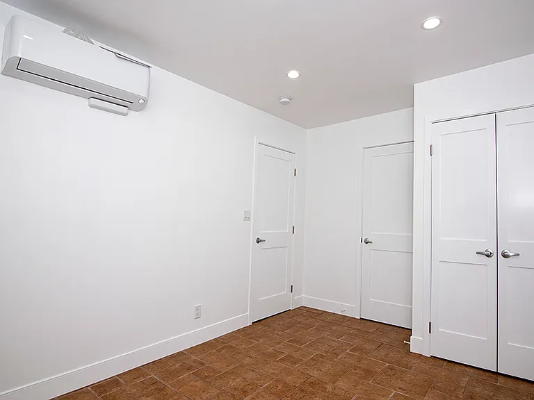 562 W 18th St #B — Photo 9