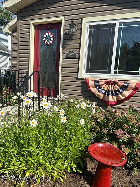 5th image of 627 Poutre Avenue