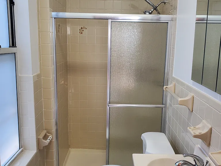 193 E 39th St #2 — Photo 8