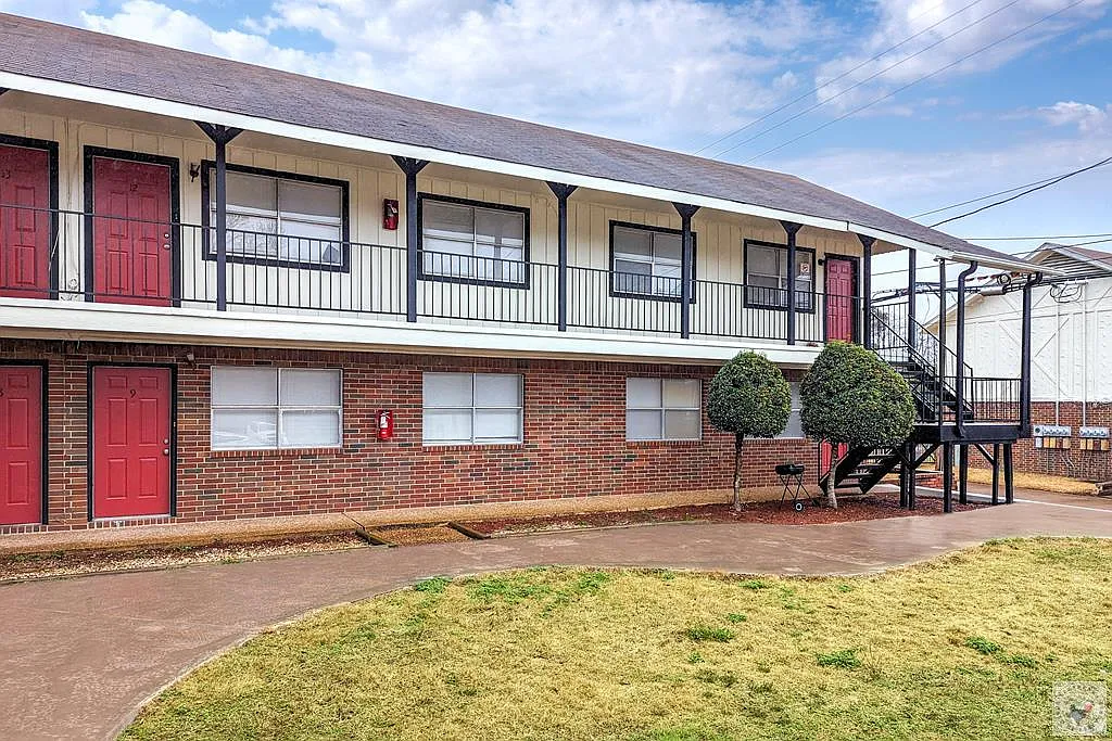 2 bed, 1.0 bath, $750 — Photo 1