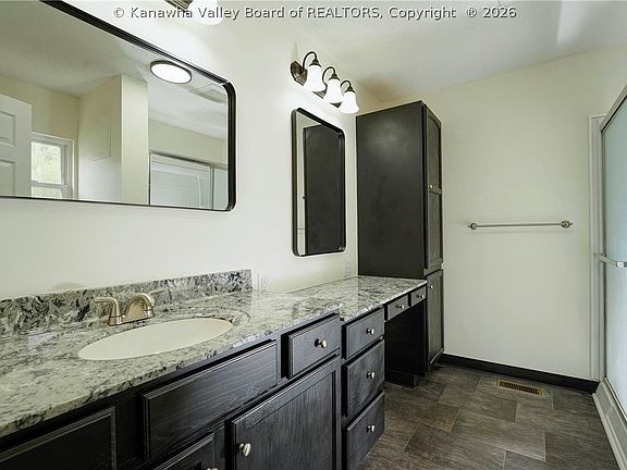 4th image of 303 Georges Dr