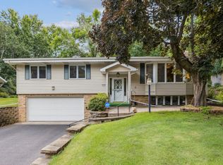 832 Parker Ave, Roseville, MN 55113