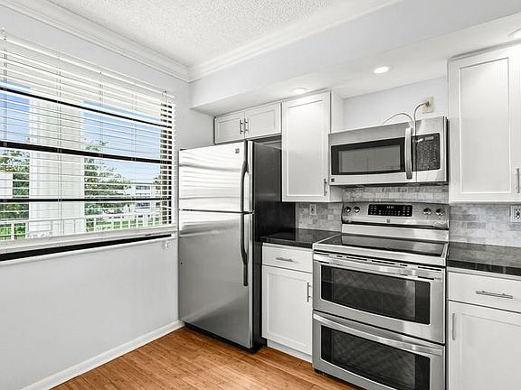 4th image of 6109 Balboa Circle #304