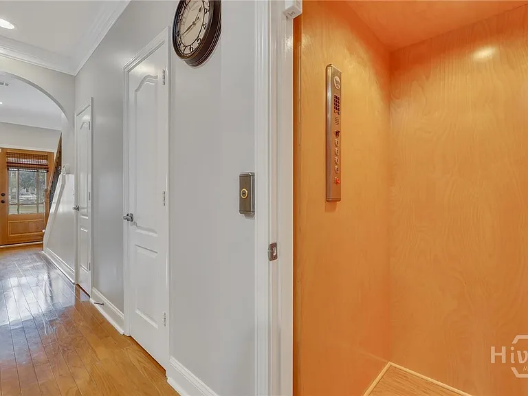 124 Ventura Pl — Photo 3