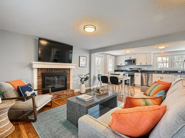 32 Washington Avenue, Hyannis, MA 02601