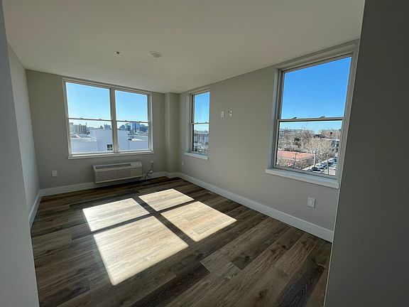 3rd image of 50 Norfolk St #4