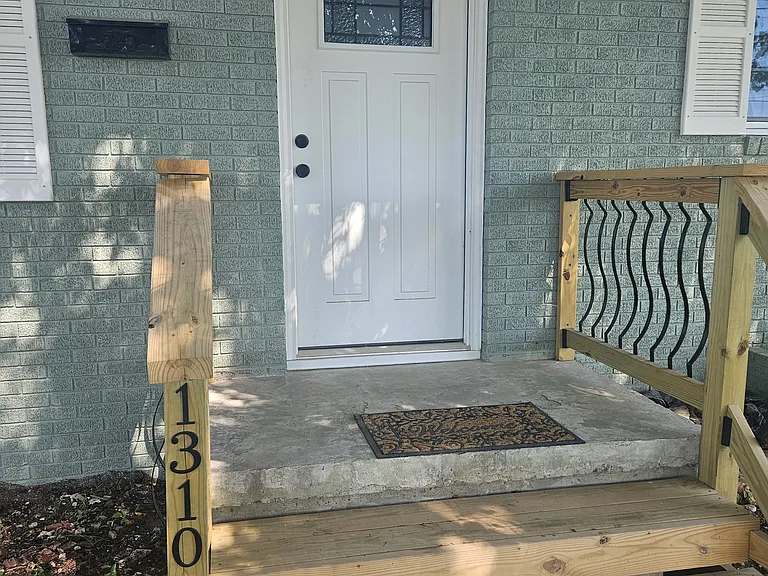 1310 Lake St — Photo 4